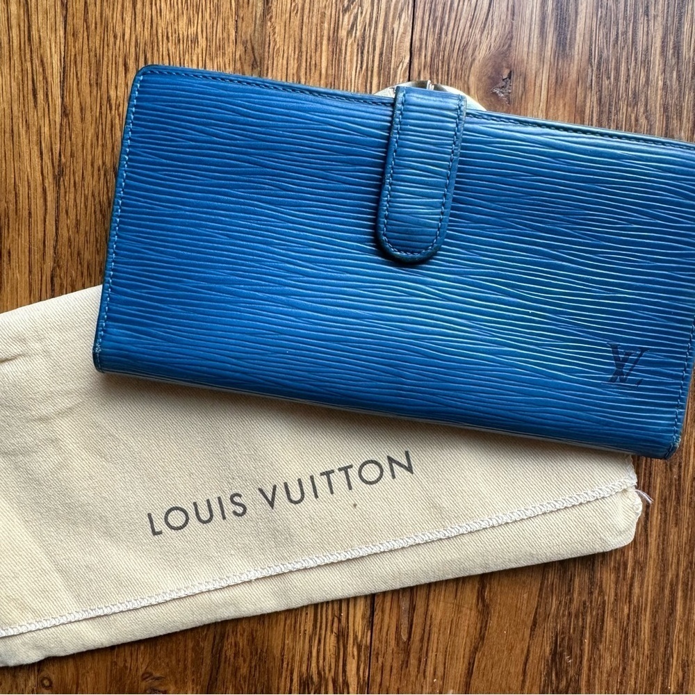🚨LAST CHANCE🚨 Louis Vuitton Epi Kisslock Long Wallet